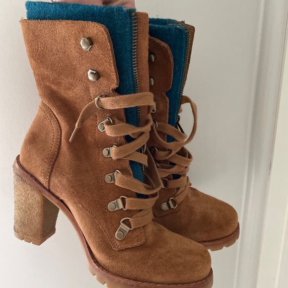 UGG’s Tan Lace Up Combat Booties 5 1/2 - Picture 1 of 5